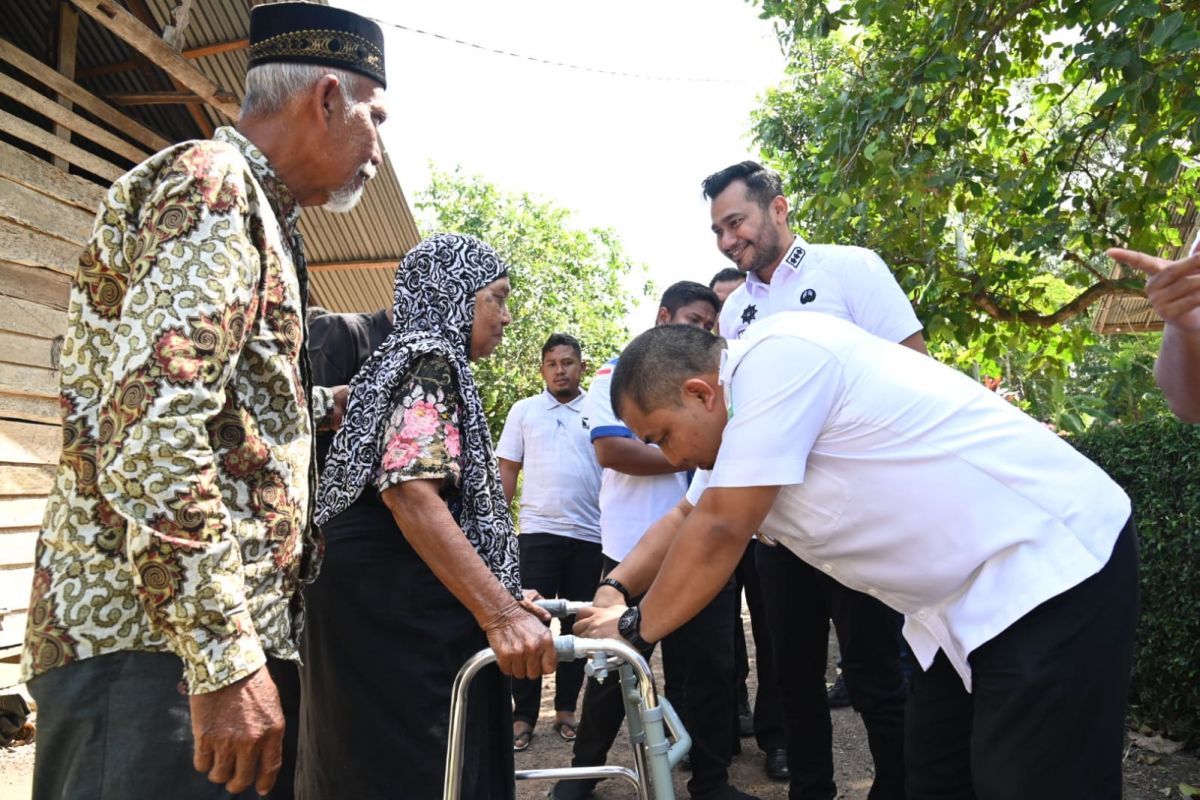 Pemkab Aceh Besar salurkan bantuan alat bantu jalan lansia
