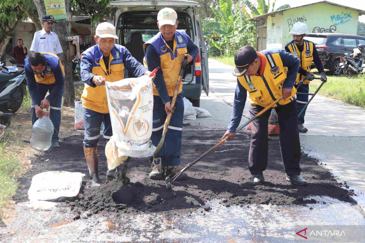 Tim URC 3 Bekasi perbaiki 18 titik jalan berlubang