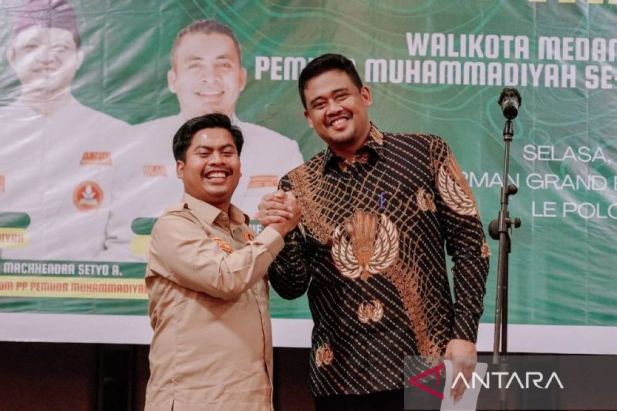 Bobby  Nasution beri hadiah umrah seorang Pemuda Muhammadiyah asal Pekanbaru