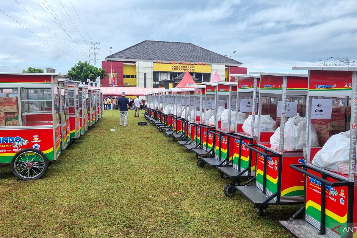 Minister Rismaharini hands over 50 food carts to Tasikmalaya residents