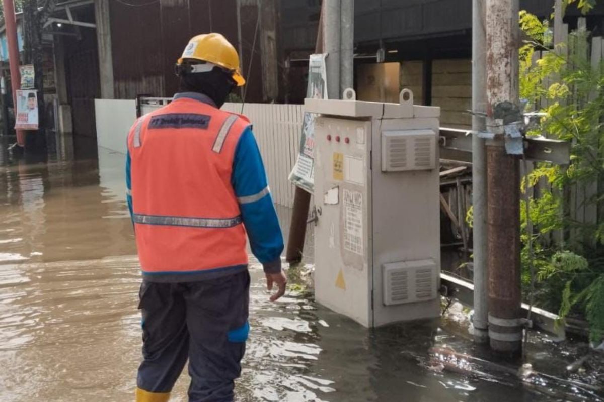 PLN pulihkan pasokan listrik akibat banjir di Sidrap dan Soppeng
