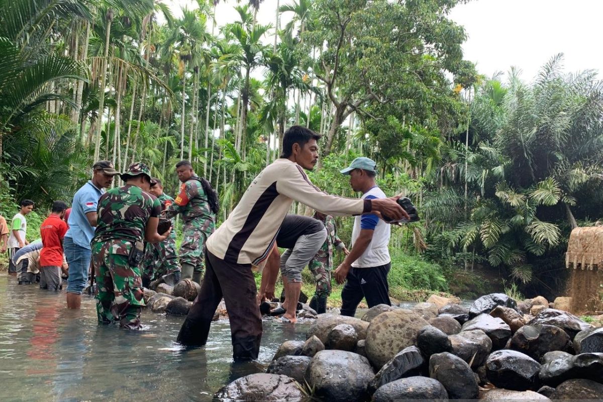 TNI bantu perbaikan embung air bagi warga Aceh Utara