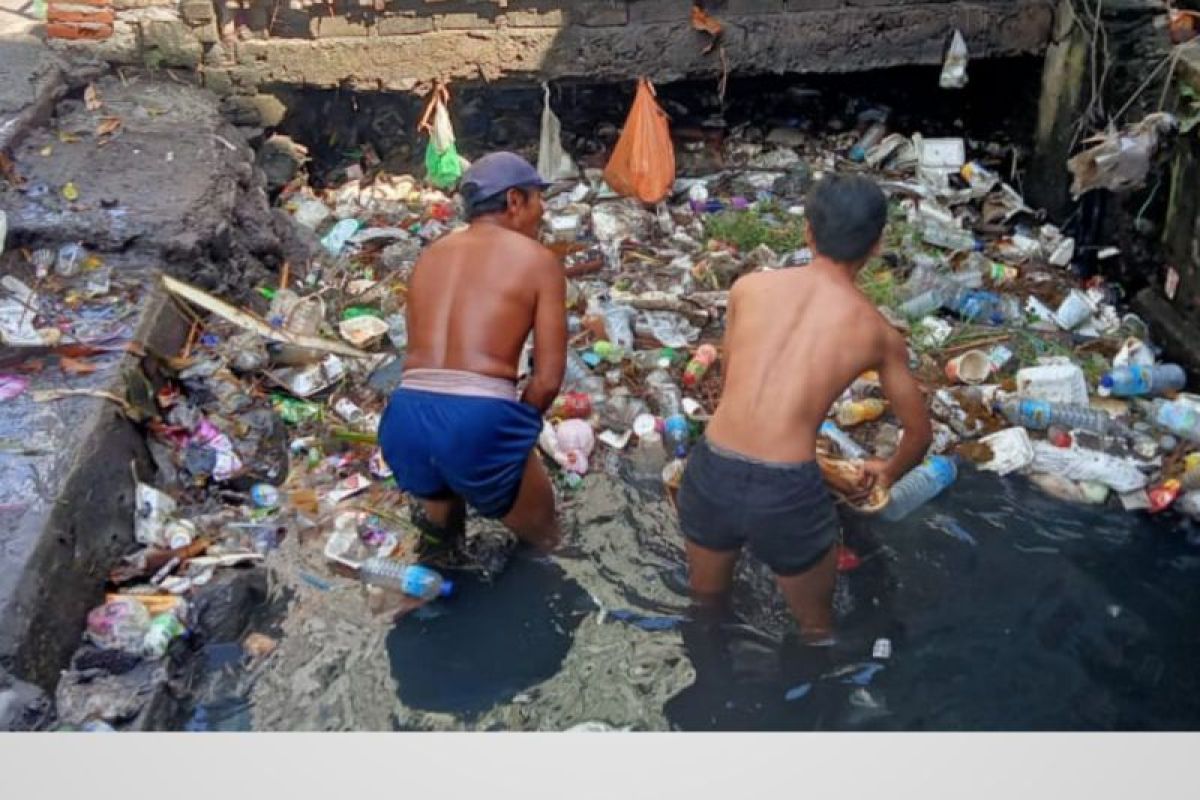 Dinas PUPR angkut enam ton sampah sisa banjir di Mataram