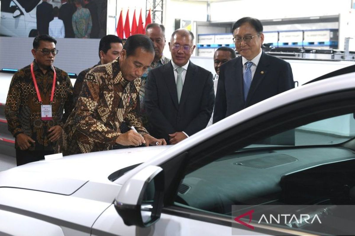 Resmikan pabrik baterai EV, Jokowi tandatangani mobil Kona Electric