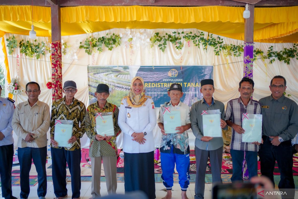 Pj Bupati Nagan Raya serahkan 319 sertifikat tanah untuk warga transmigrasi