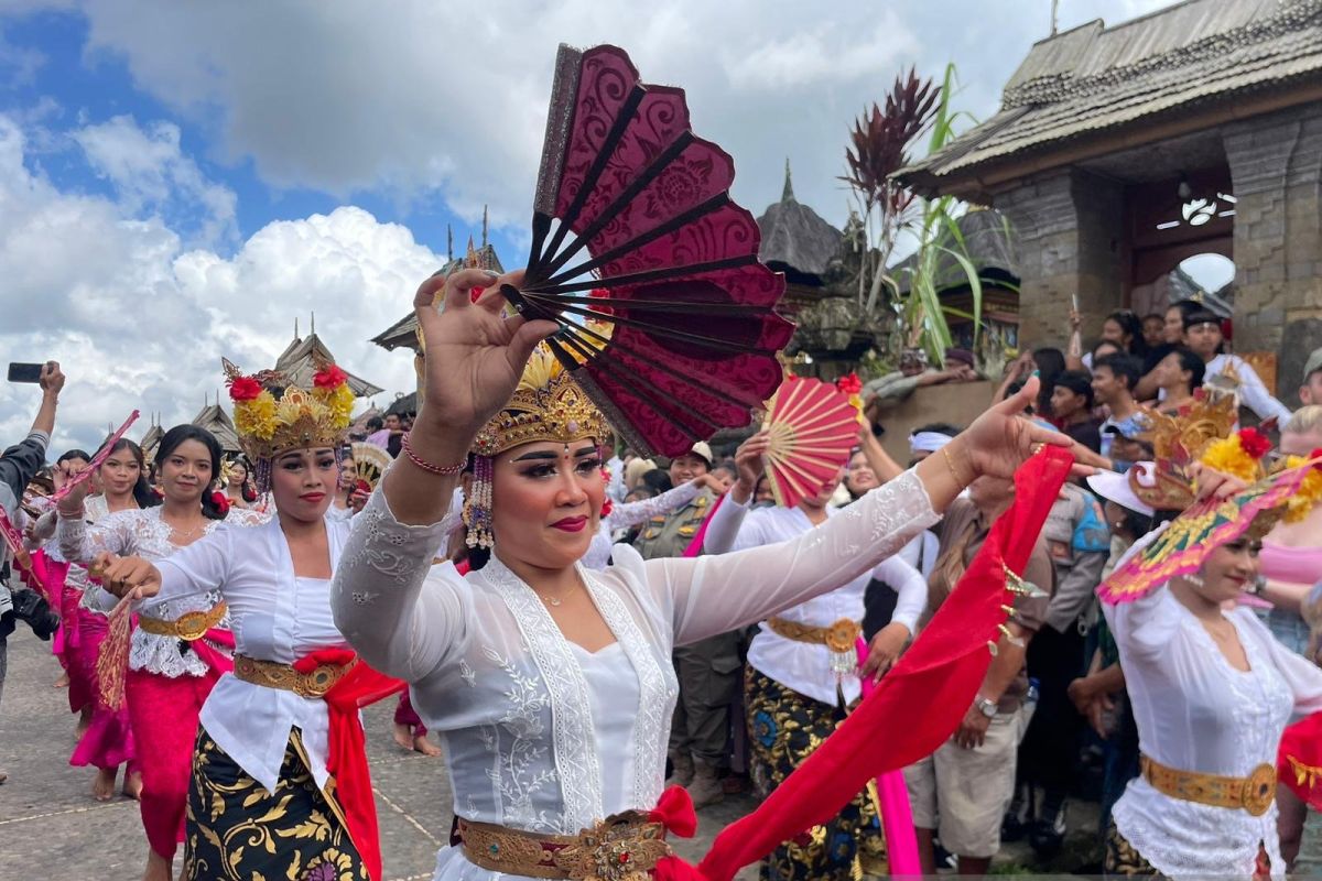 106 Penari Joged Bungbung meriahkan Penglipuran Village Festival ke-11 Tahun 2024