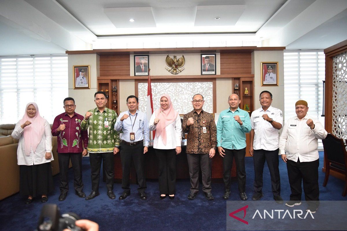 Tingkatkan literasi keuangan, BRK Syariah dan OJK Riau bertemu Bupati Inhu