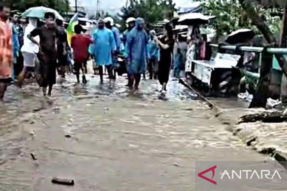 Kompleks Perumahan Waiheru Ambon kebanjiran akibat diguyur hujan sehari penuh