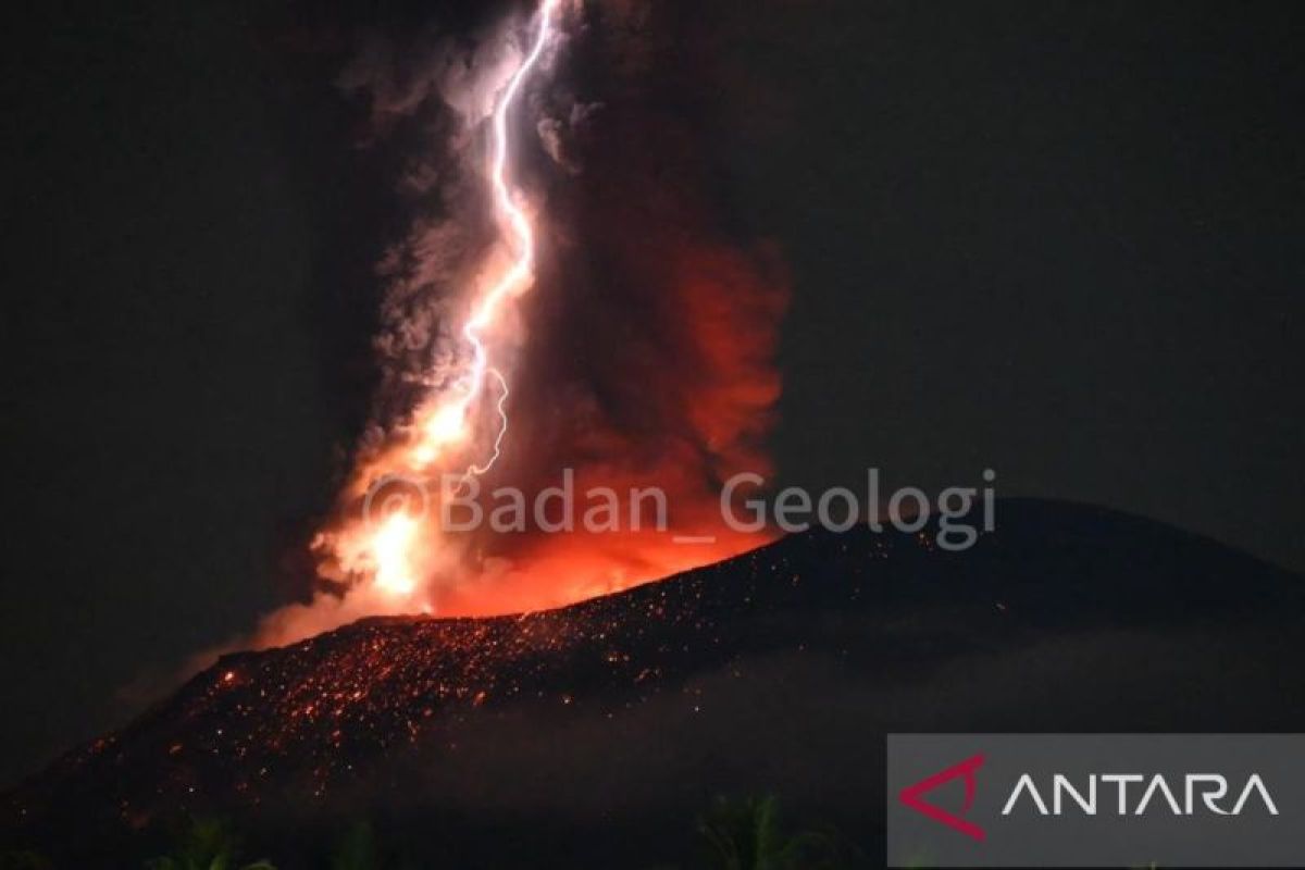 Gunung Ibu erupsi muntahkan abu dan lava pijar disertai kilat