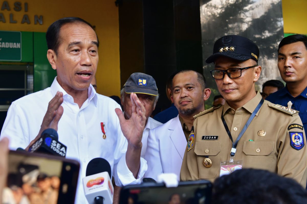 Pj Gubernur Sulsel mendampingi Jokowi kunjungi RSUD Sinjai
