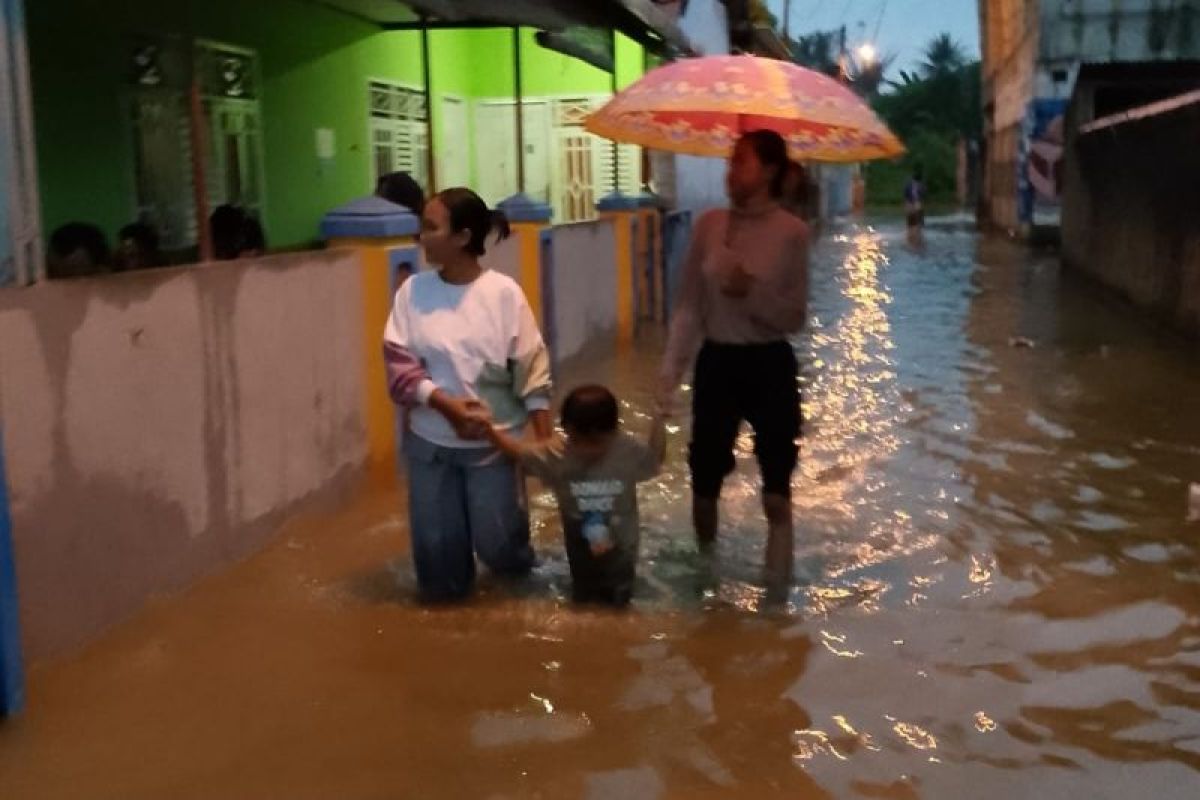 Hujan deras, sejumlah perkampungan di Rangkasbitung dikepung banjir