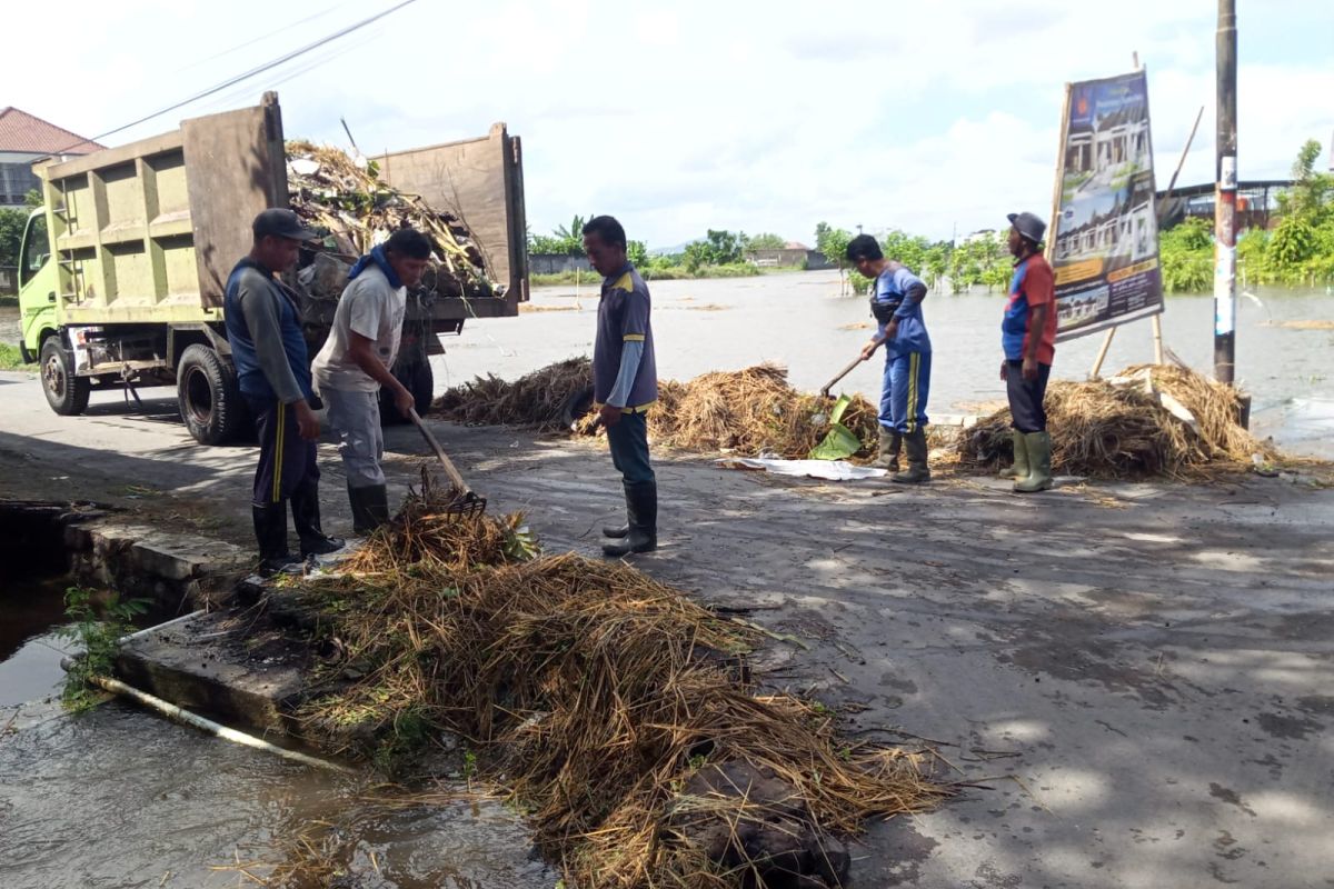 Petugas bersihkan sampah lumpur sisa banjir di Mataram