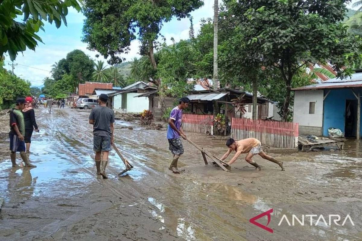 Masyarakat Desa Bobo Sigi butuh alat berat bersihkan sisa lumpur