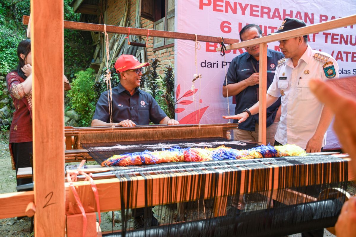 Dukung pemberdayaan masyarakat, PT Semen Padang serahkan bantuan alat tenun ke Dolas Songket