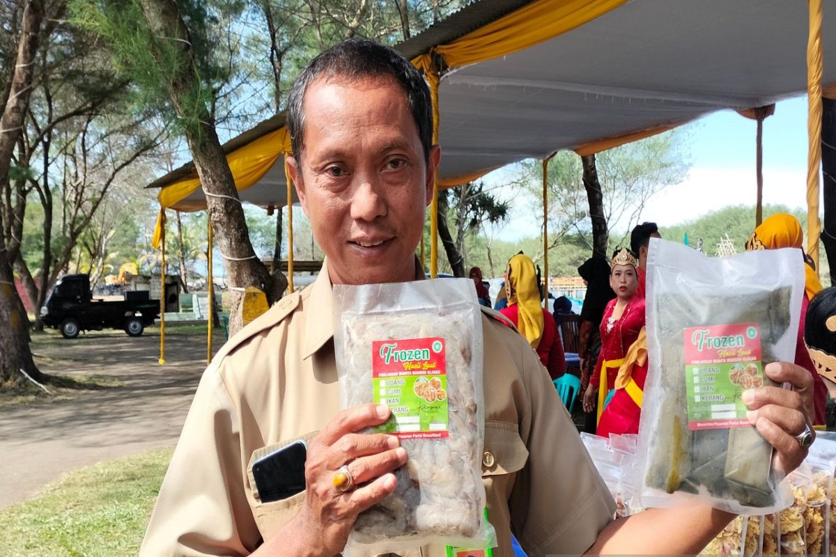 DKP Kulon Progo hibahkan sarpras pengolahan ikan pada kelompok pemasar