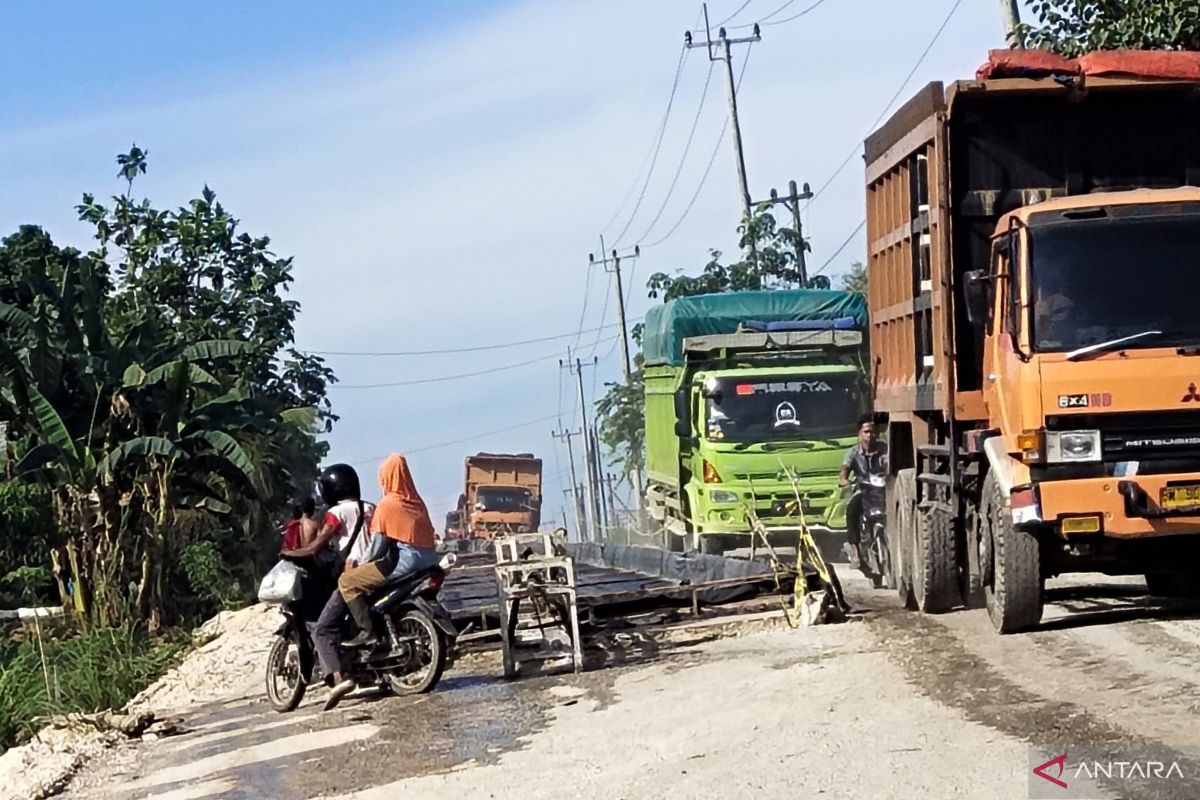 Jalan provinsi di Inhu rusak, aktivitas warga terganggu