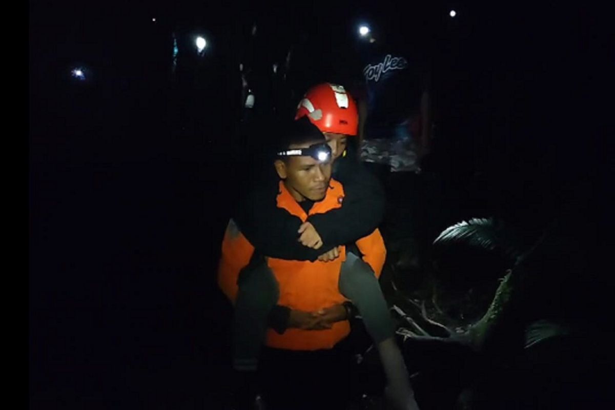 SAR evakuasi pendaki perempuan tergelincir di Gunung Klabat