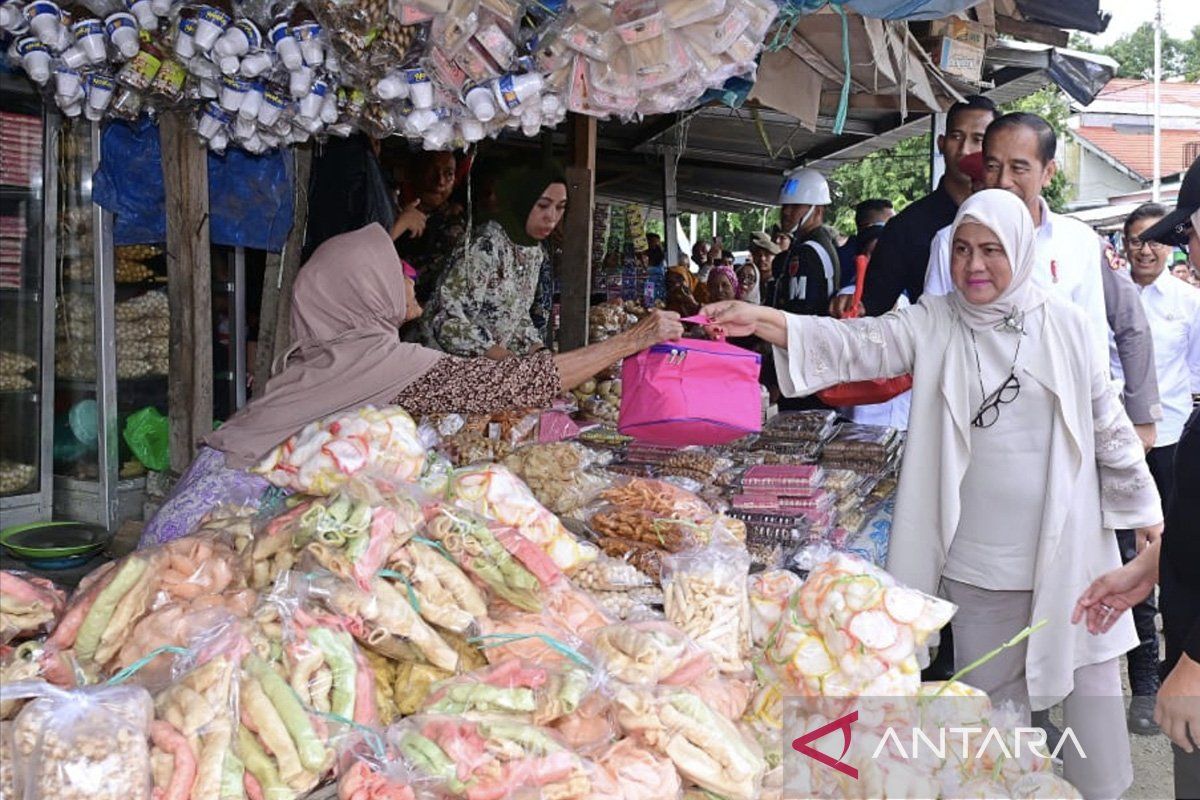 Presiden Jokowi dan Ibu Iriana kunjungi Pasar Sentral Palakka Sulsel