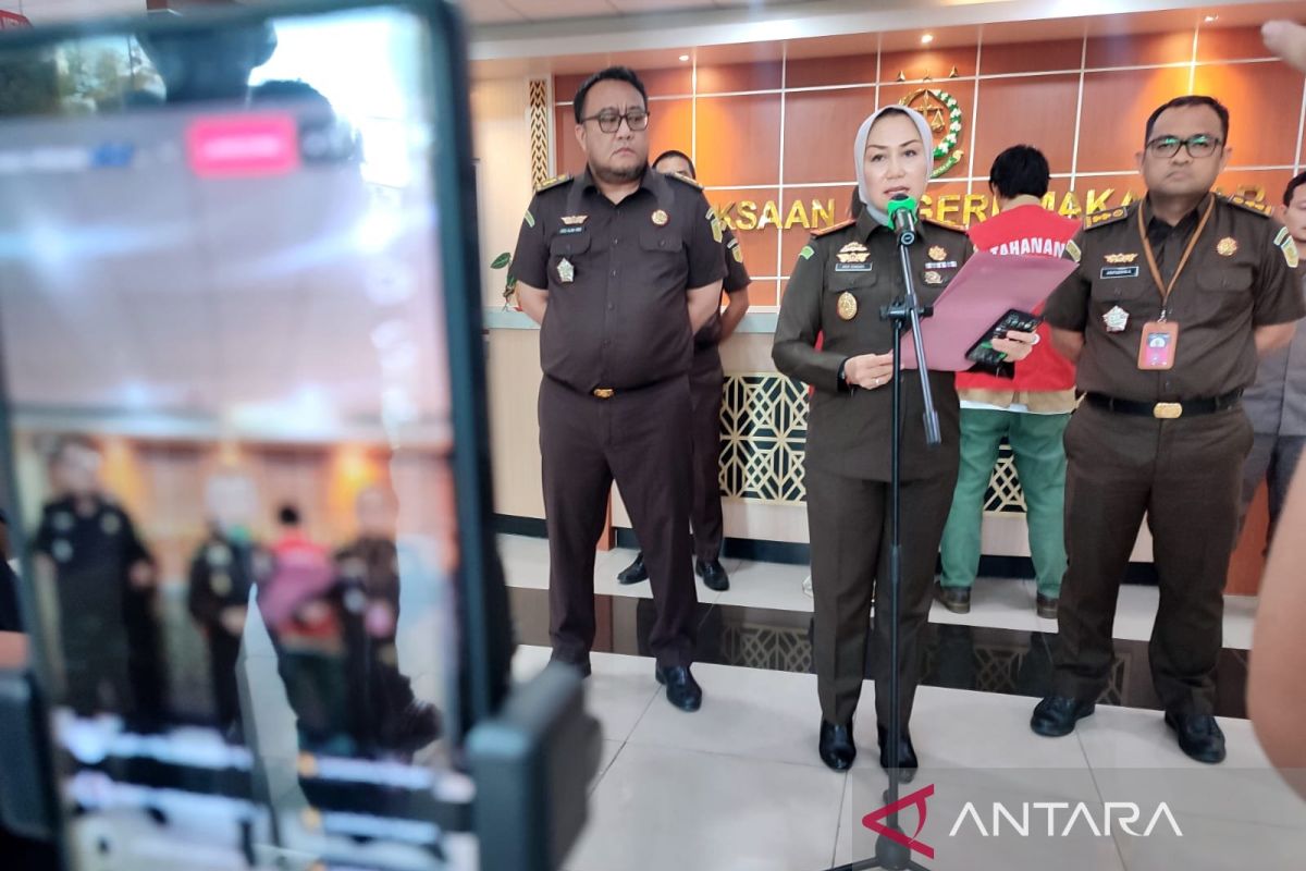 Kejari Makassar tahan dua tersangka dugaan korupsi gedung koperasi