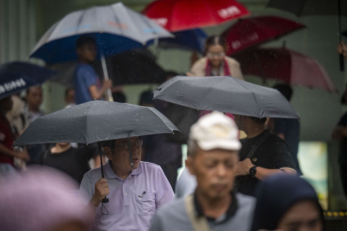 Hujan diprakirakan terjadi di sejumlah kota di Indonesia