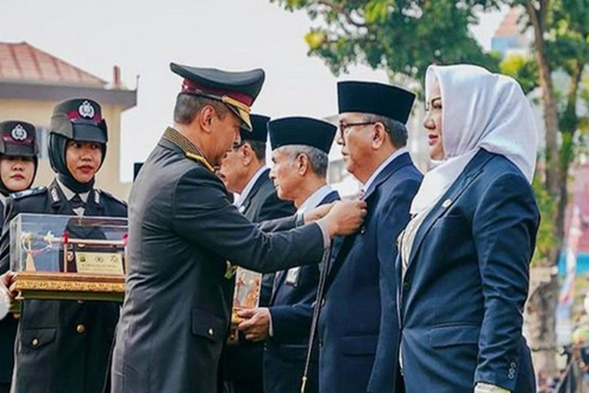 Pj Bupati Muara Enim mendapat pin emas  Kapolri