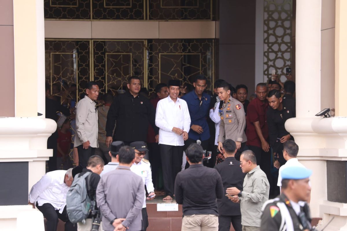 Ribuan masyarakat menyambut Presiden Jokowi di Masjid Agung Bantaeng