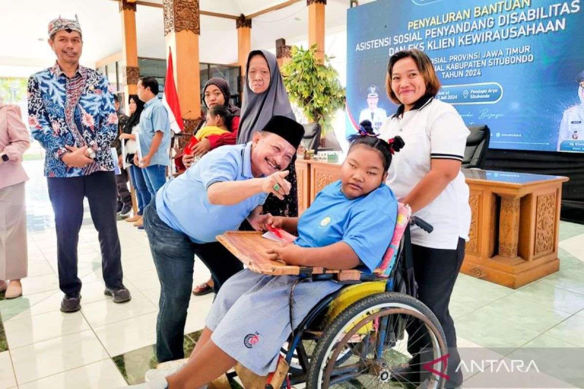 Bupati Situbondo serahkan BLT untuk puluhan penyandang disabilitas