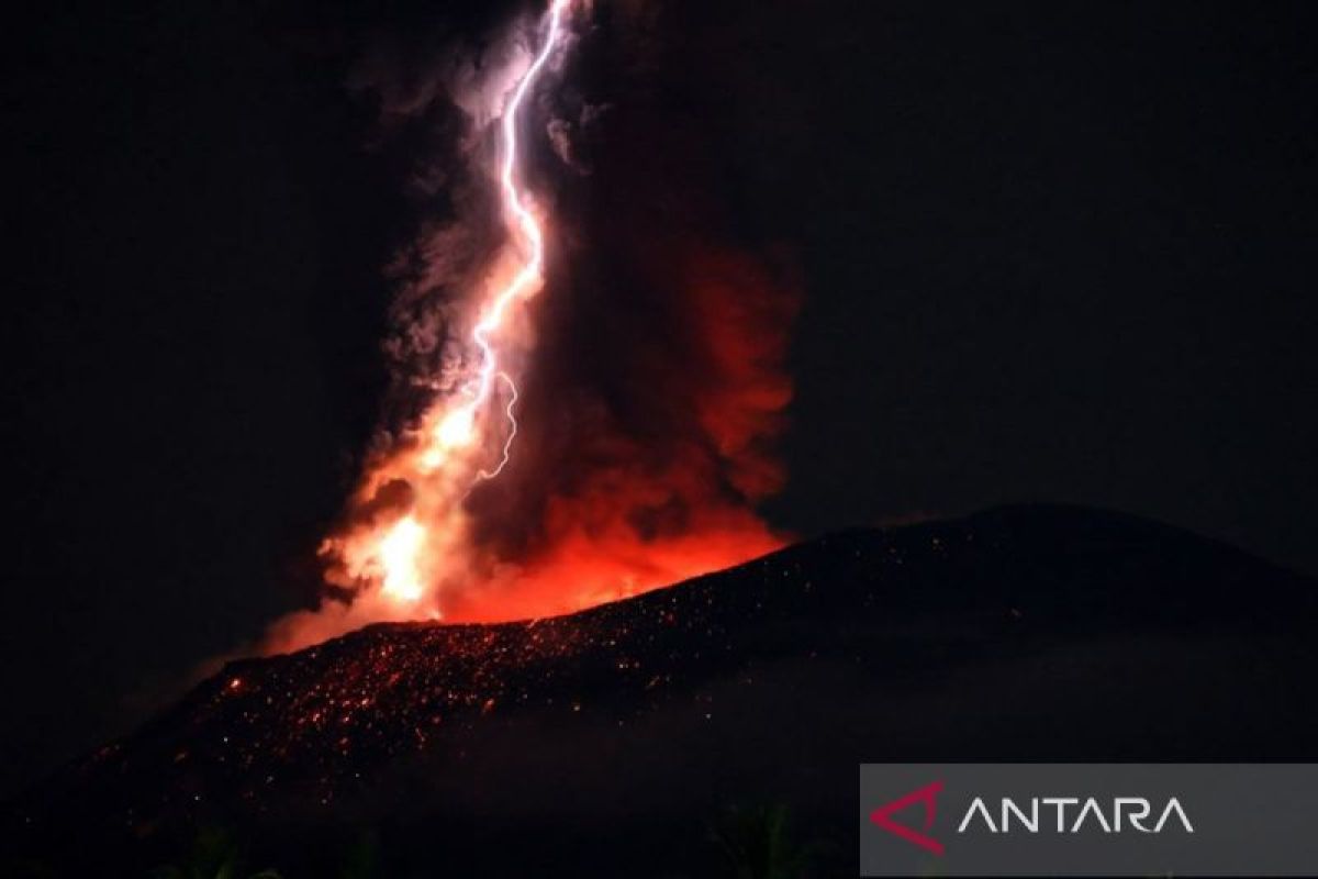 Gunung Ibu erupsi muntahkan abu dan lava pijar disertai kilat