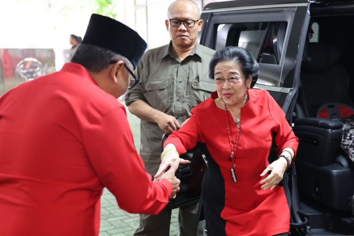 Megawati  pimpin sumpah perpanjangan masa bakti DPP PDIP