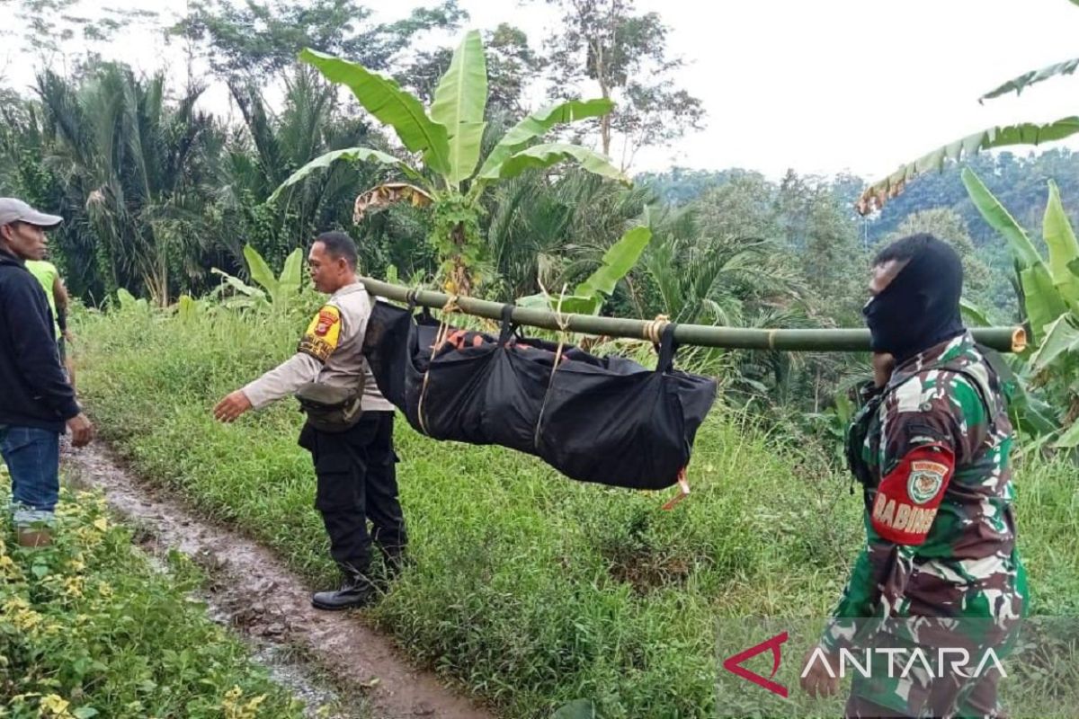 Polres Sukabumi selidiki kasus temuan mayat terselip batu di aliran Sungai Cibareno