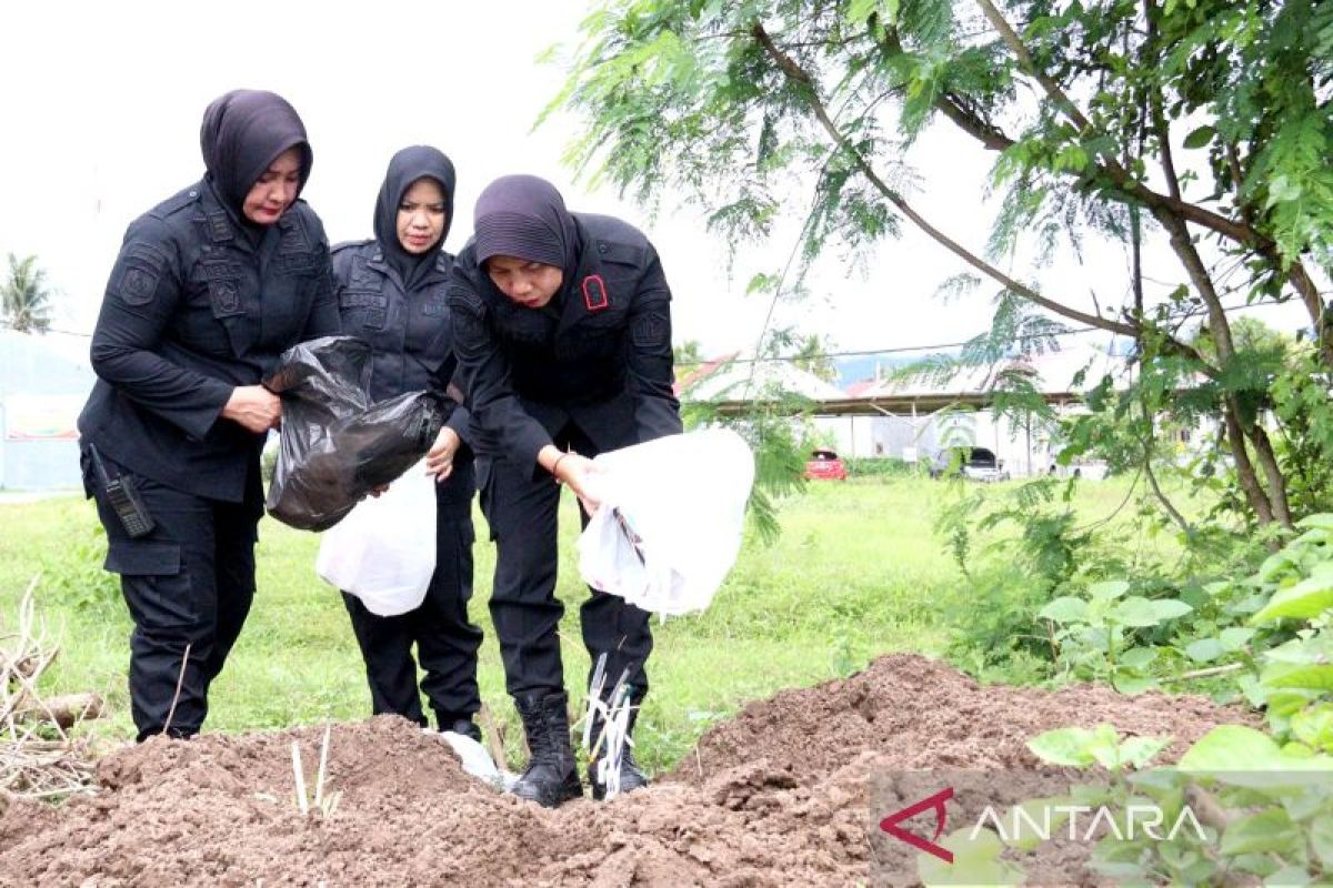 Lapas Perempuan Gorontalo musnahkan barang sitaan dari warga binaan