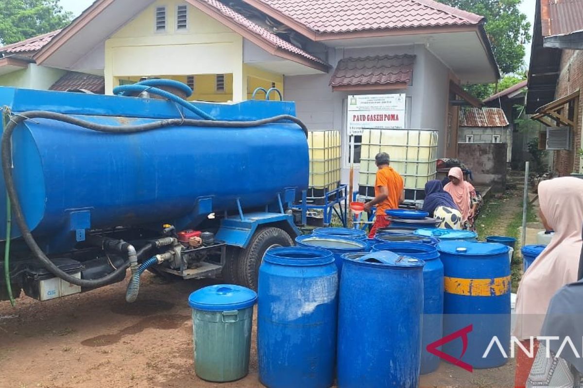 Lembaga kemanusiaan distribusi air bersih 50 ribu liter ke Lhoknga