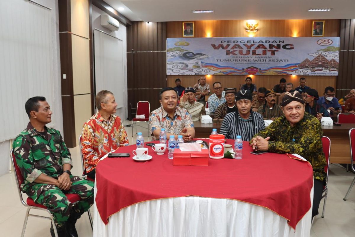 Polres Kubu Raya Kalbar bangun kedekatan dengan warga lewat wayang kulit