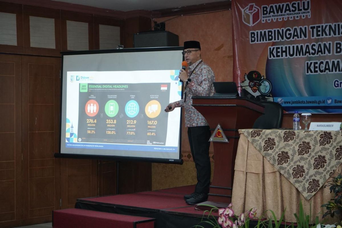 Kadis Kominfo Kota Jambi presentasikankiat kehumasanBimtek Panwascam