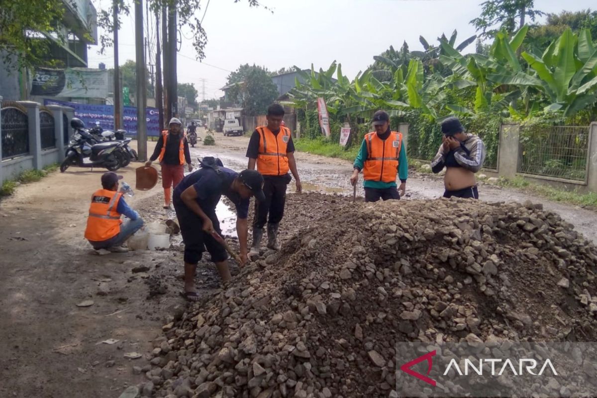 Pemkab Bogor perbaiki jalan penghubung Desa Cikeas Udik dan Bojong Nangka