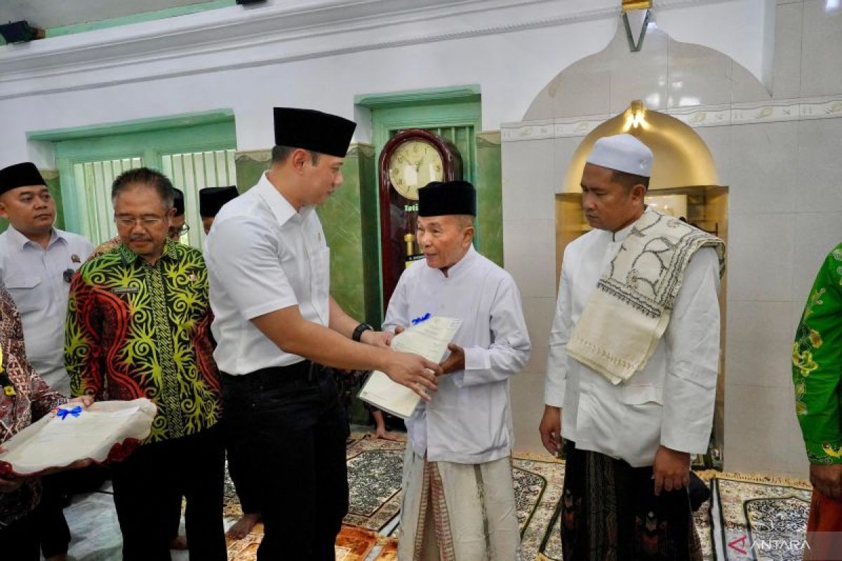 Masjid Sunan Giri di Gresik akhirnya punya sertipikat yang diserahkan langsung Menteri AHY