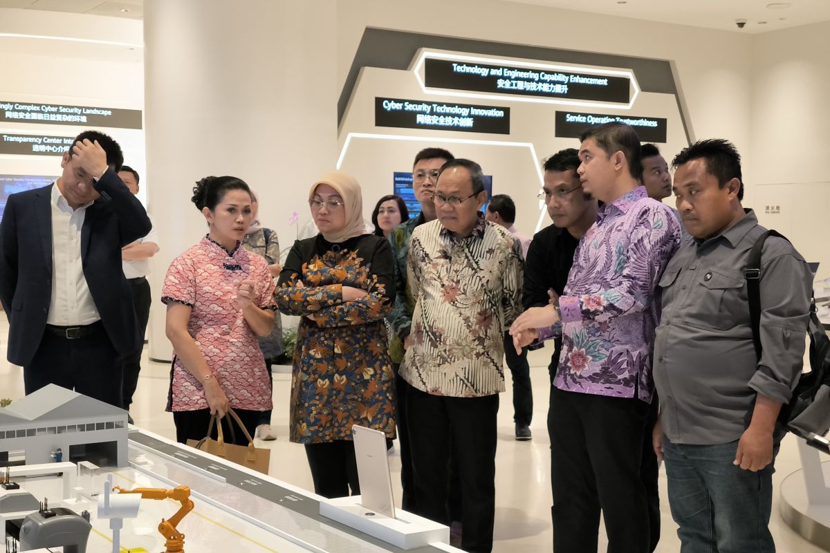 Menaker mengapresiasi kepatuhan Huawei pada regulasi di Indonesia