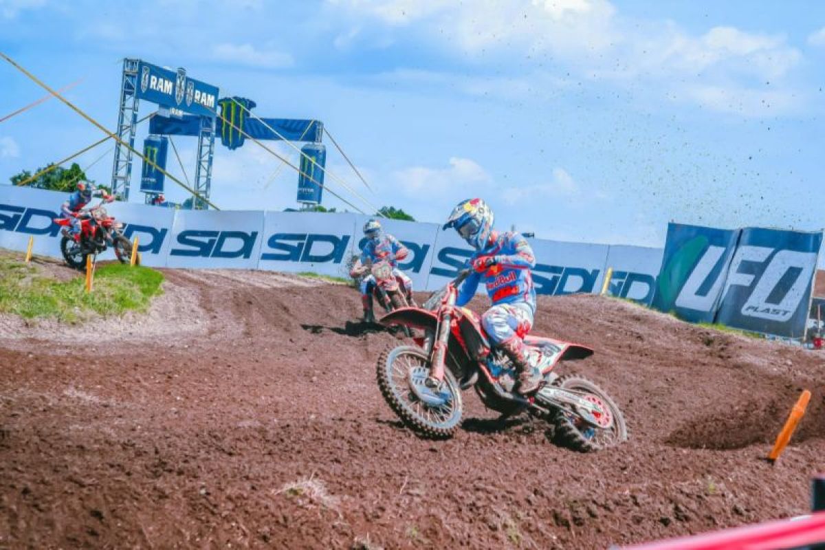 Cerita Dibalik MXGP, Pembalap MX2 Ajak Download PLN Mobile