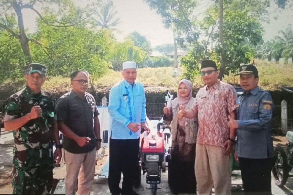 Pemkab Pasaman Barat salurkan sarana prasarana pertanian ke petani