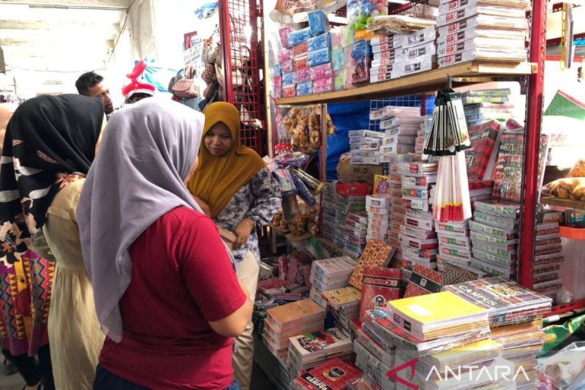 Jelang tahun ajaran baru masyarakat ramai berburu peralatan sekolah