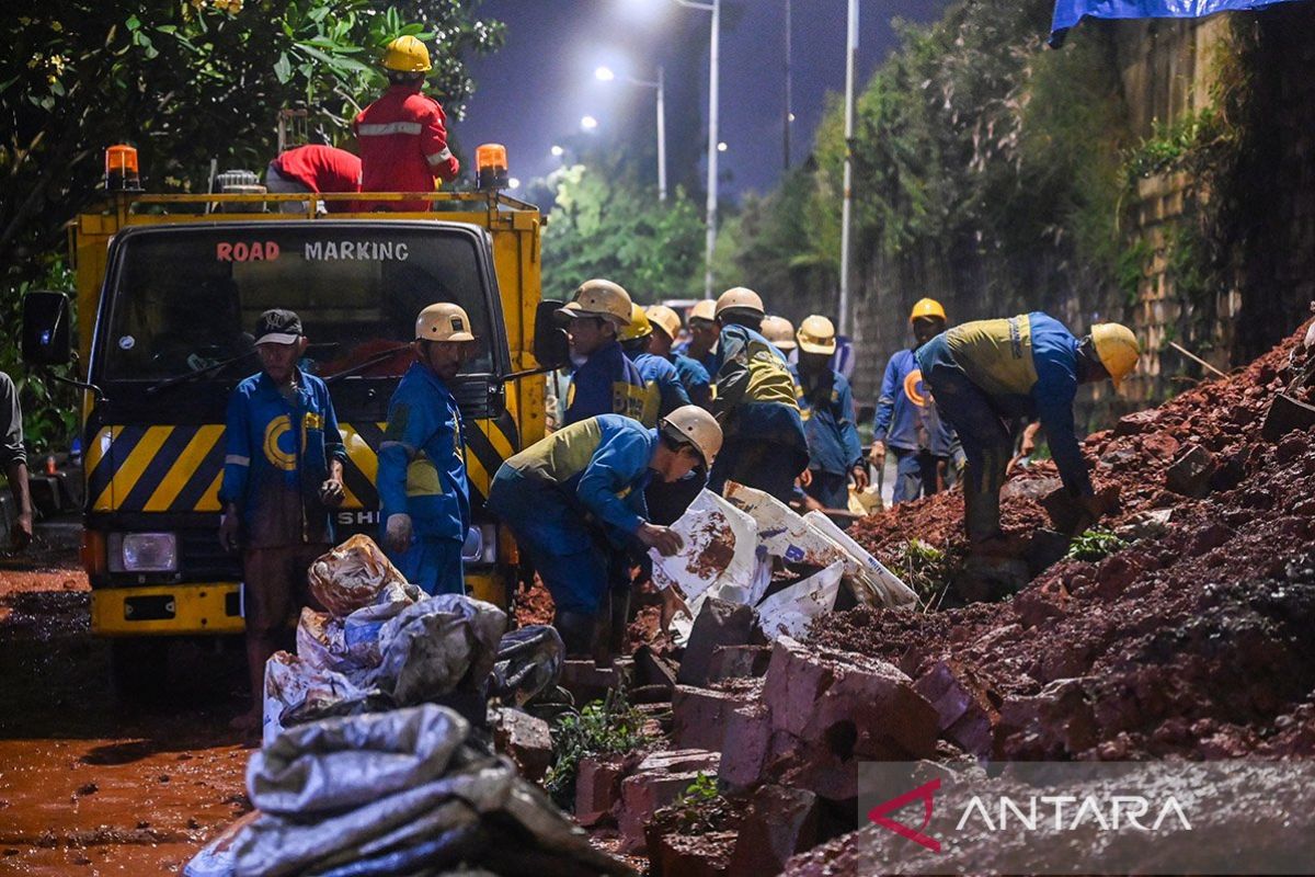 Berita terpopuler, tebing Tol Bintaro longsor hingga tujuh komoditas impor akan dikenakan bea masuk