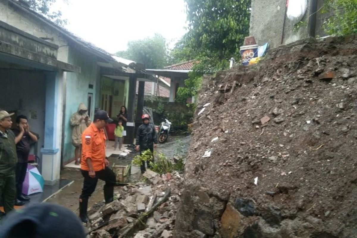 Enam rumah rusak akibat tertimpa atap sekolah di Pamulang