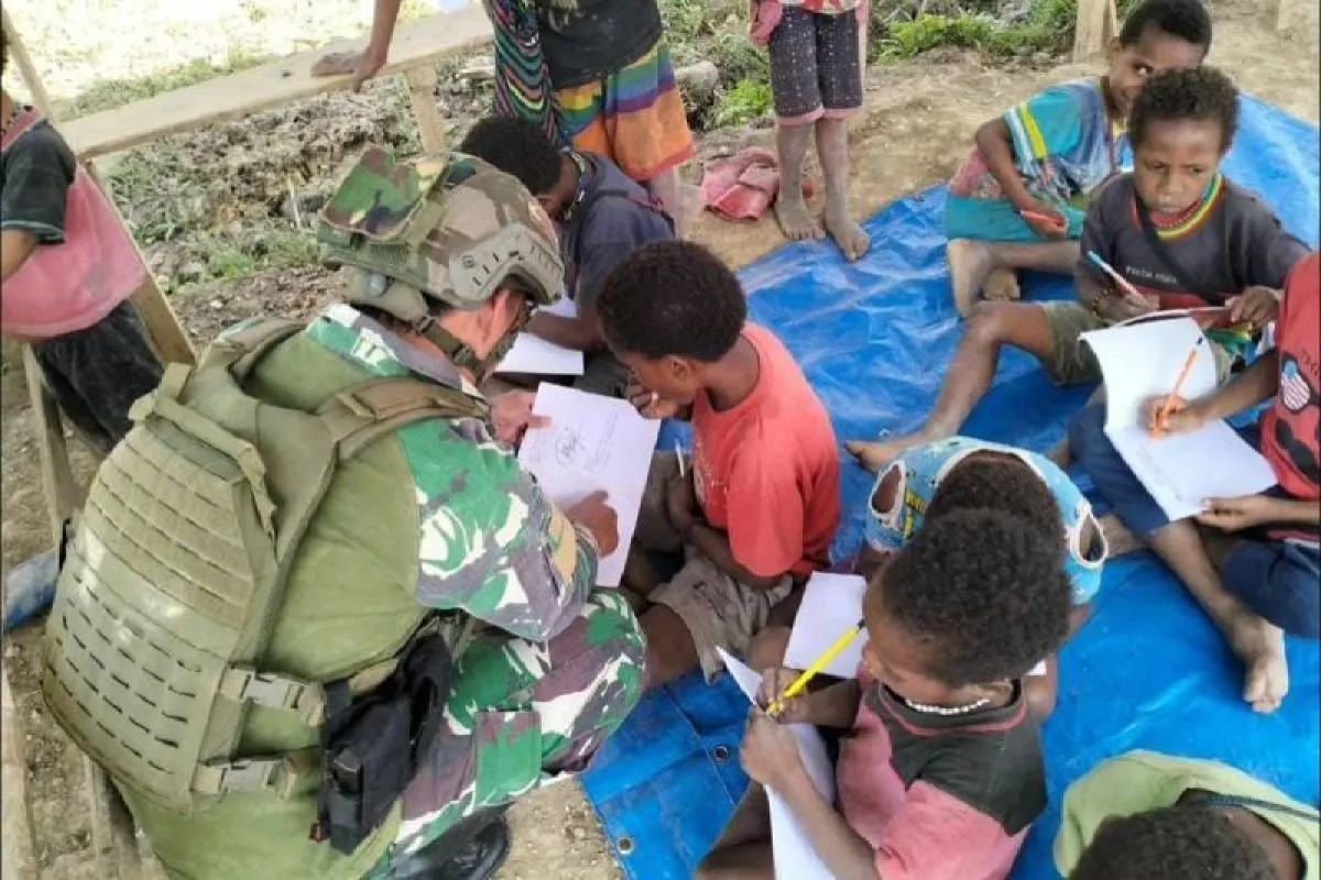 Prajurit Yonif 323/Kostrad ikut mengajar sekolah darurat Wuyuneri