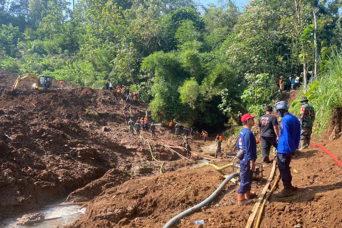 Tim SAR perpanjang pencarian korban longsor di Dusun Sukorejo Blitar