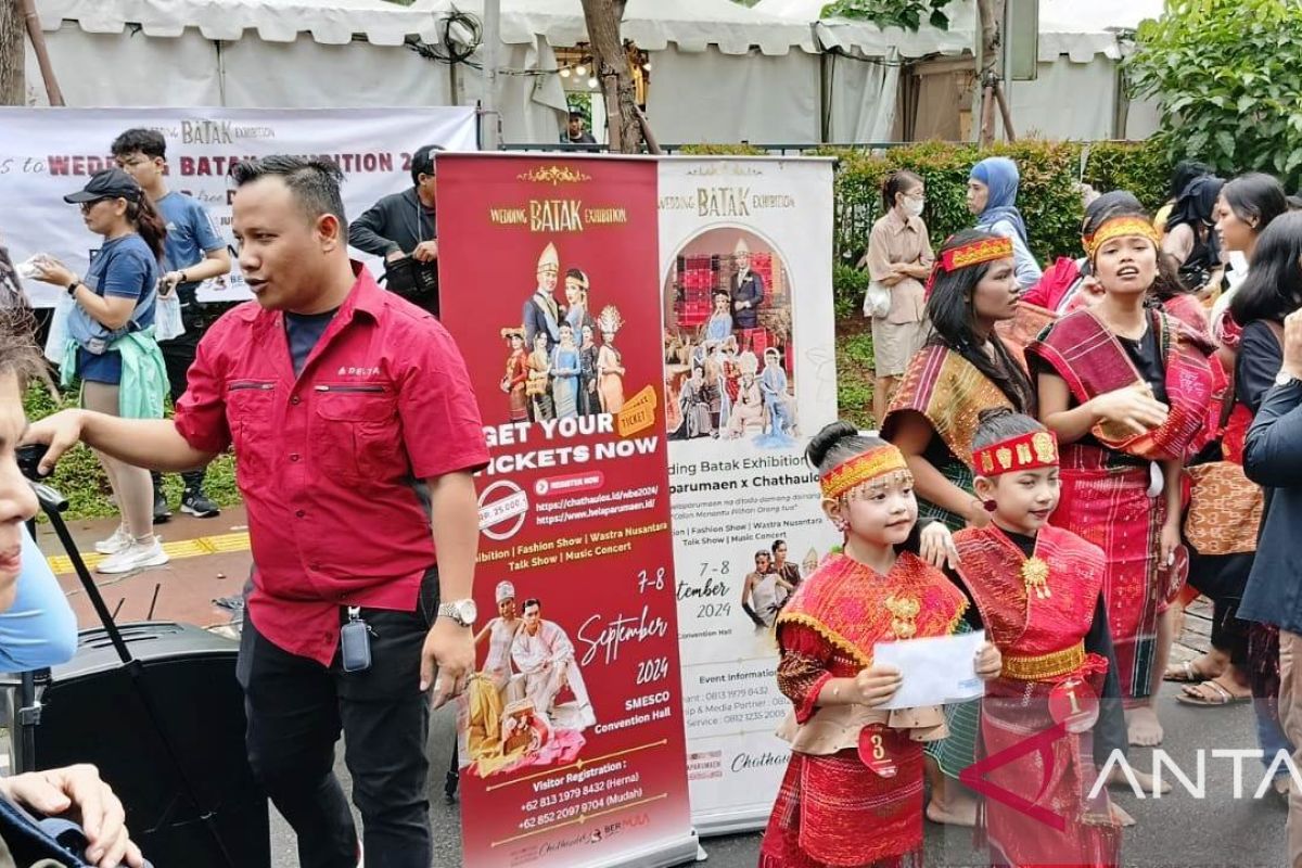 Jakarta CFD: Over hundred of people participate in Batak tortor dance
