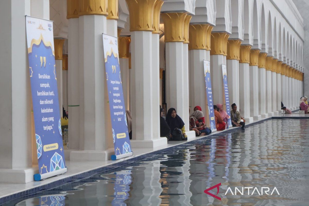 Kunjungan wisatawan ke Masjid Sheikh Zayed naik  pada libur sekolah