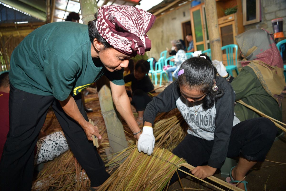 Preserving grass craft Osing tribe's ingenious way to empower economy