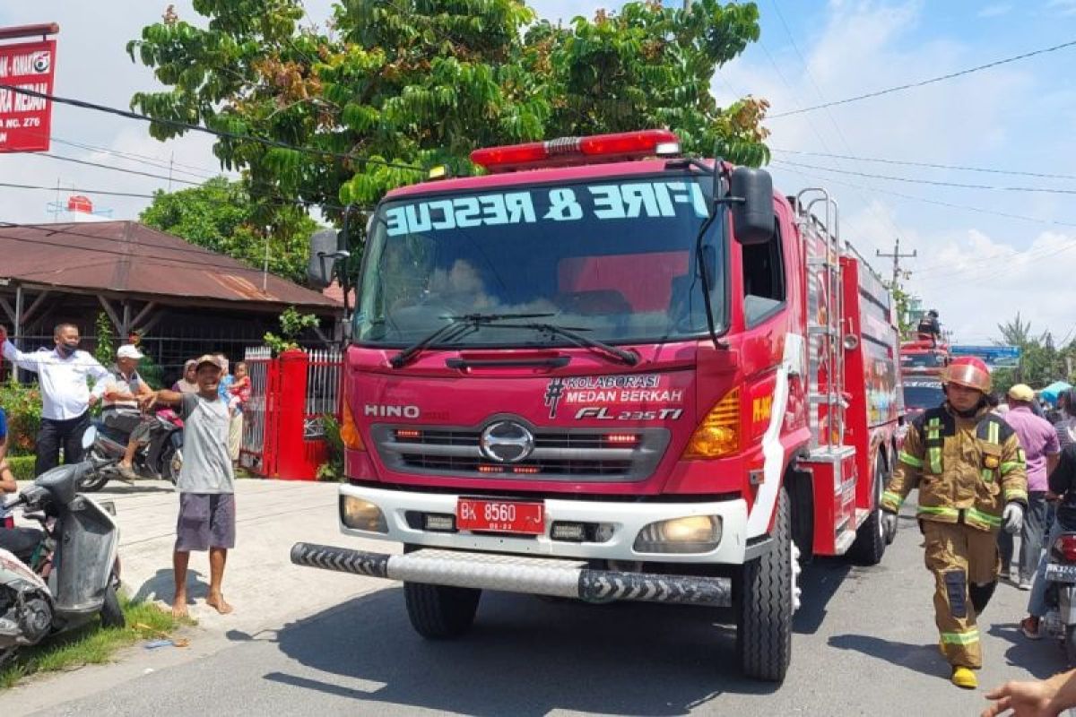 Tujuh rumah terbakar di Medan Tembung,  Damkarmat  berjibaku kerahkan enam armada