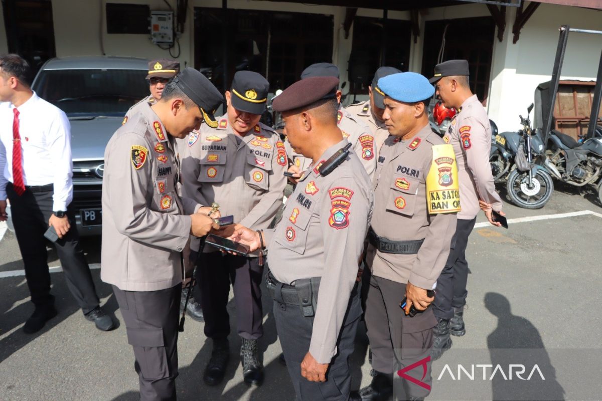 Kapolresta Sorong cek ponsel anggota cegah judi daring