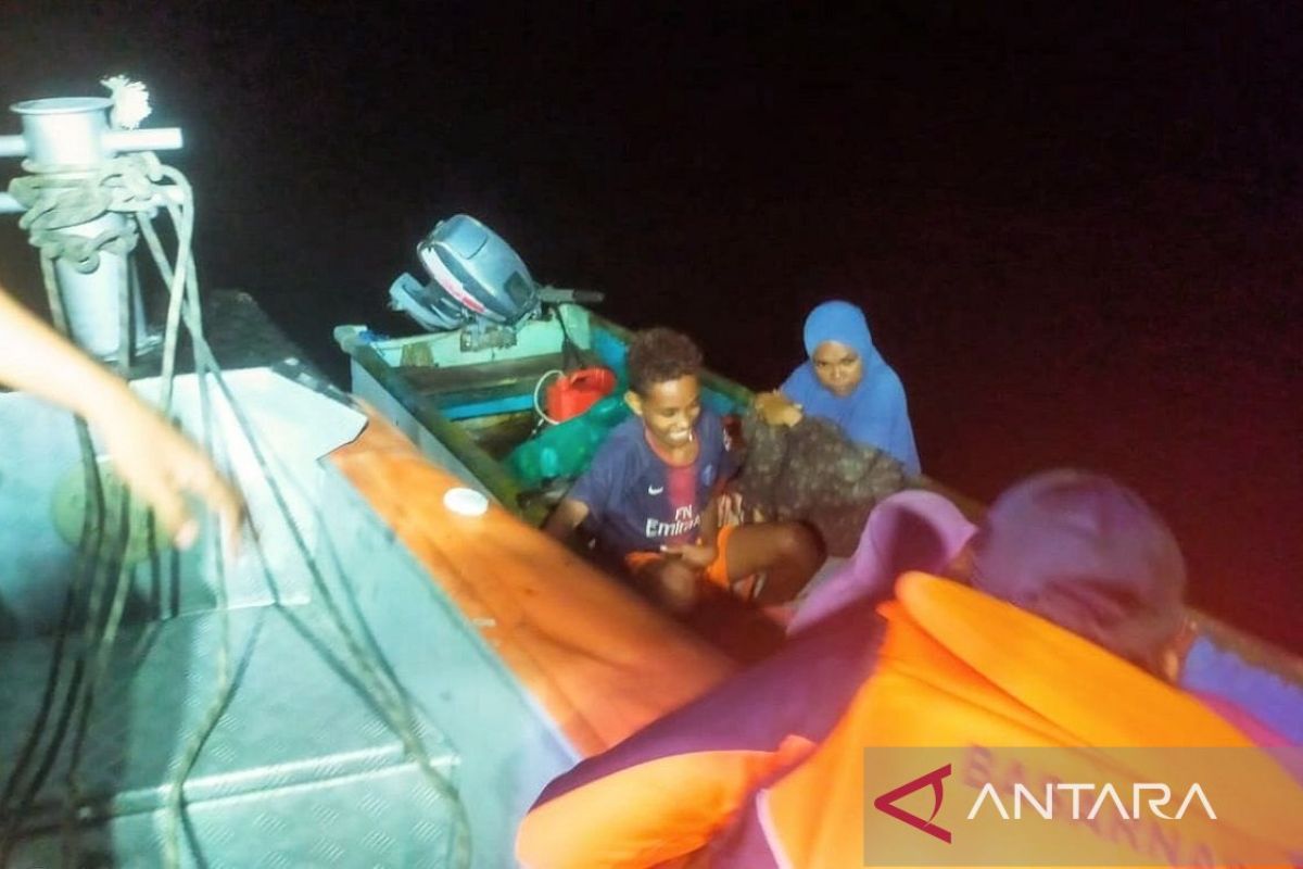 SAR evakuasi 11 penumpang longboat yang alami mati mesin di laut